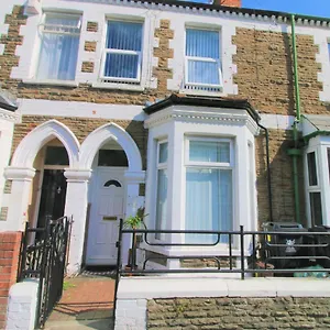 three-bedroom-townhouse-free-local-parking-by-property-promise.cardiffhotelswales.com/